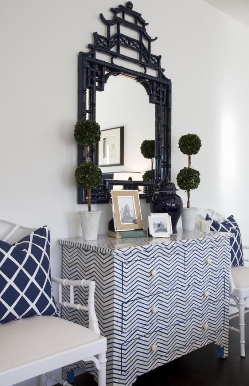 Blue and white chinoiserie vignette. Friday's Favourites, Gallerie B blog