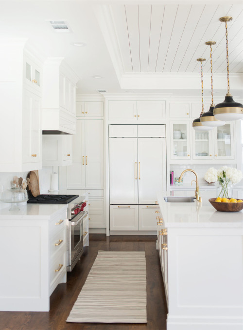Gold hardware in a classic white kitchen. Friday's Favourites, Gallerie B blog.
