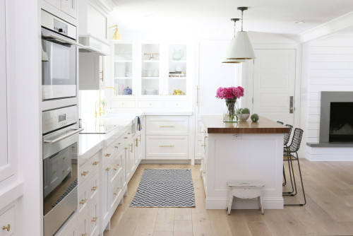 Gold hardware in a classi white kitchen. Friday's Favourites, Gallerie B blog.